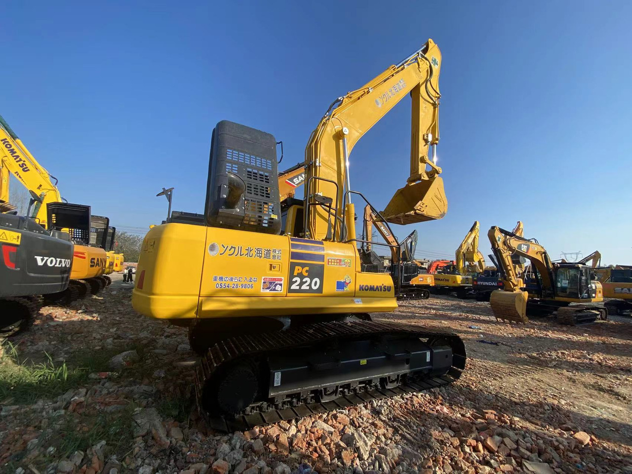 KOMATSU PC220 - حفار زاحف: صورة 1 KOMATSU PC220 - حفار زاحف: صورة 1