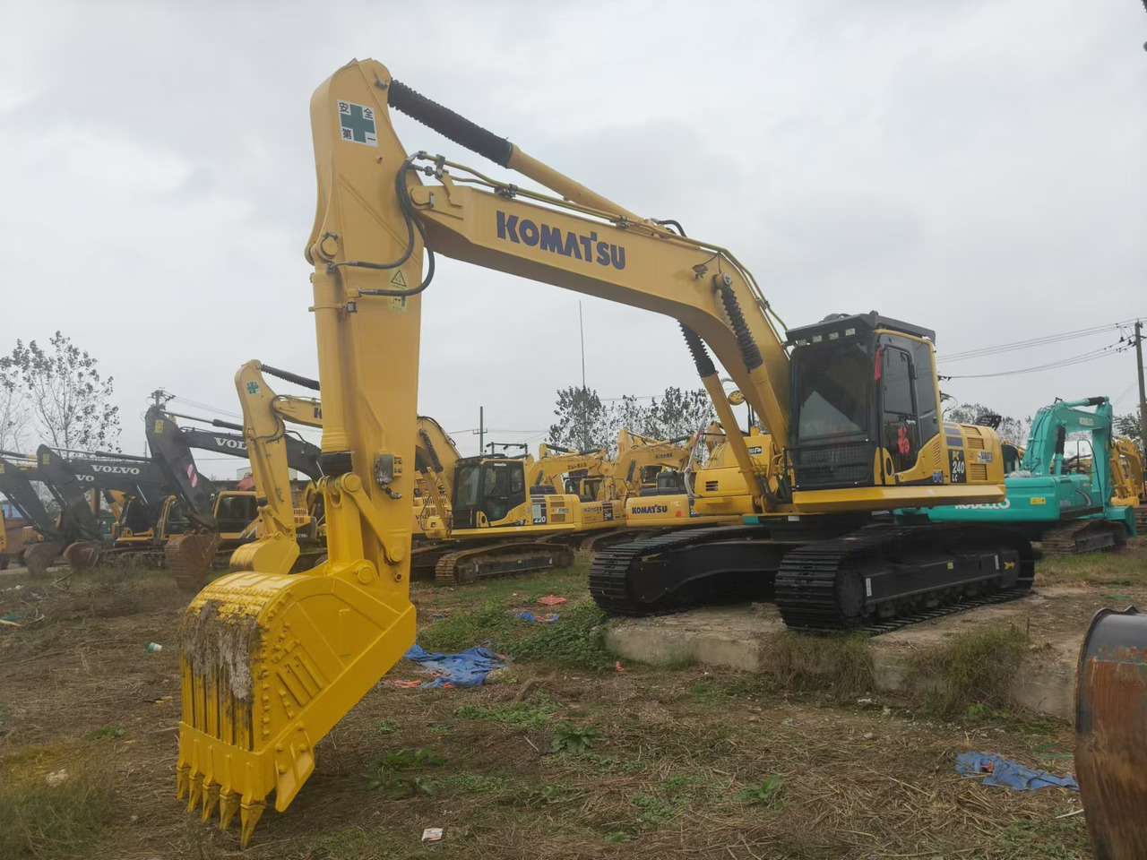 حفار زاحف KOMATSU PC240LC-8: صورة 7