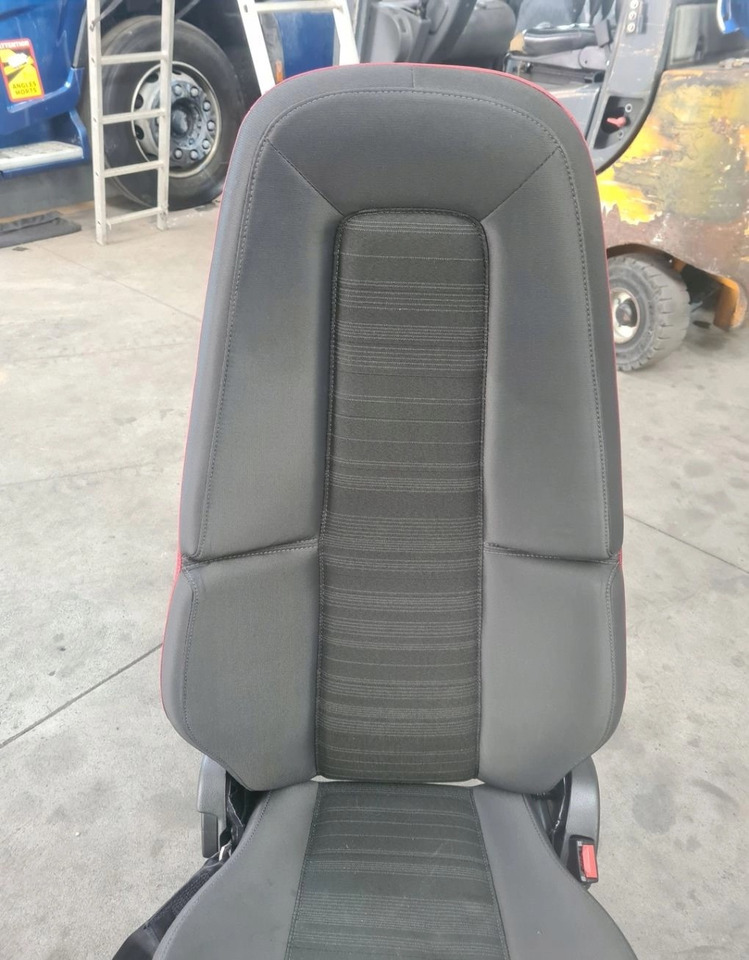 FOTEL PASAŻERA PRAWY PNEUMATYCZNY NISKA PODSTAWA VOLVO FH 4 FM 4 - مقعد: صورة 4 FOTEL PASAŻERA PRAWY PNEUMATYCZNY NISKA PODSTAWA VOLVO FH 4 FM 4 - مقعد: صورة 4