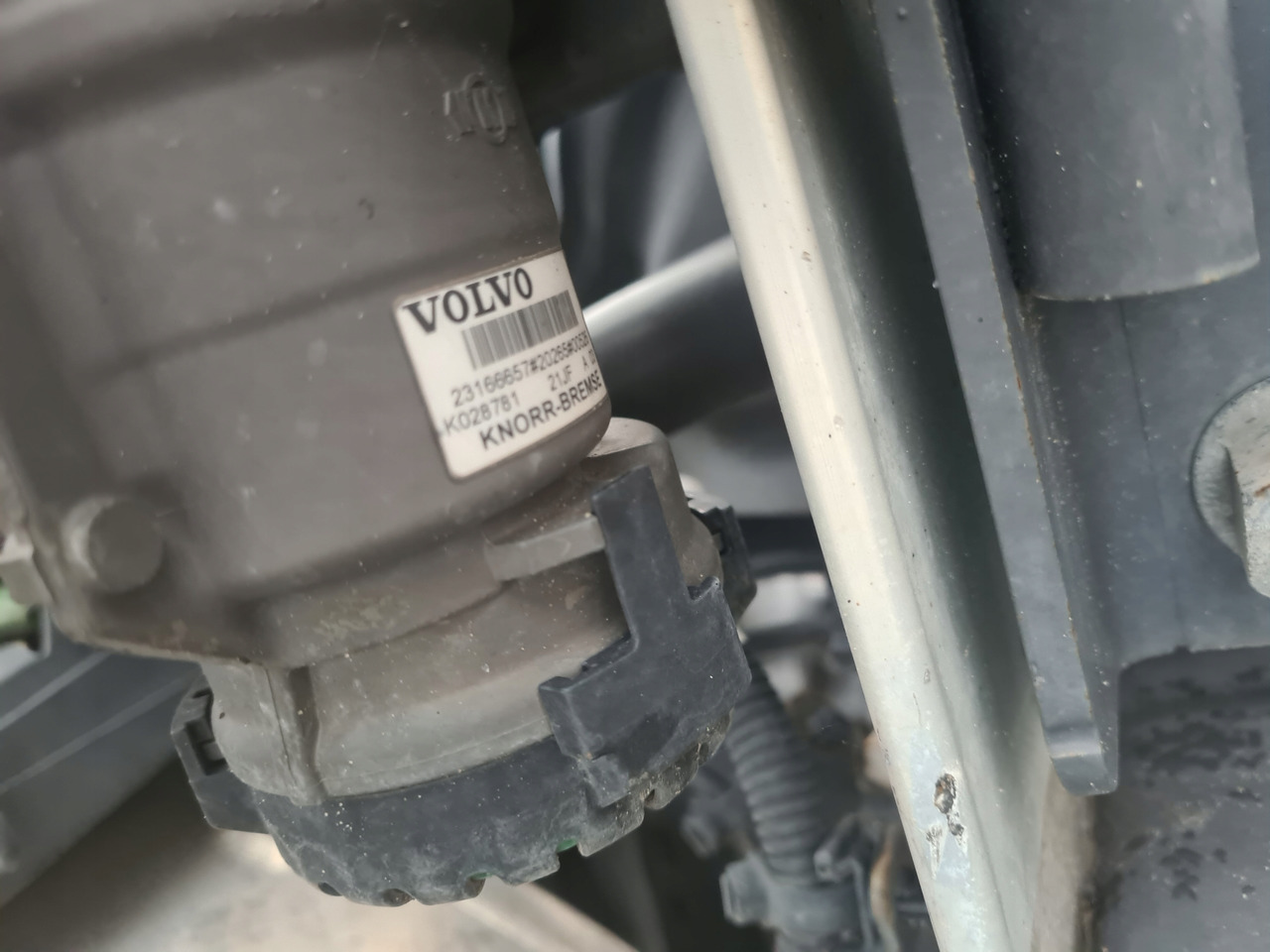 KNORR-BREMSE ZAWÓR EBS EUROPA NACZEPOWY VOLVO FH 4 FM 4 FH 5 FM 5 FMX 23166657 - صمام الفرامل - شاحنة: صورة 3 KNORR-BREMSE ZAWÓR EBS EUROPA NACZEPOWY VOLVO FH 4 FM 4 FH 5 FM 5 FMX 23166657 - صمام الفرامل - شاحنة: صورة 3