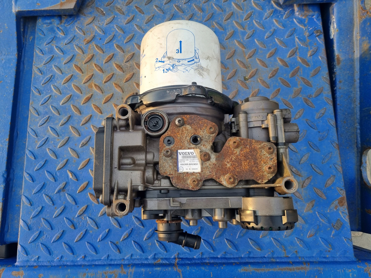 KNORR-BREMSE ZAWÓR OSUSZACZ POWIETRZA APM VOLVO FH 4 FM 4 FMX 4 EURO 6 - أجزاء الفرامل - شاحنة: صورة 1 KNORR-BREMSE ZAWÓR OSUSZACZ POWIETRZA APM VOLVO FH 4 FM 4 FMX 4 EURO 6 - أجزاء الفرامل - شاحنة: صورة 1