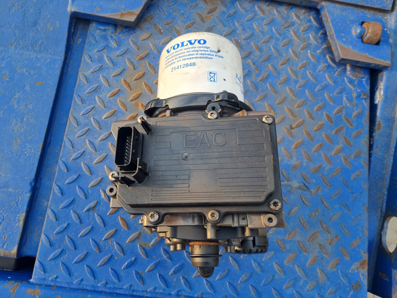 KNORR-BREMSE ZAWÓR OSUSZACZ POWIETRZA APM VOLVO FH 4 FM 4 FMX 4 EURO 6 - أجزاء الفرامل - شاحنة: صورة 2 KNORR-BREMSE ZAWÓR OSUSZACZ POWIETRZA APM VOLVO FH 4 FM 4 FMX 4 EURO 6 - أجزاء الفرامل - شاحنة: صورة 2