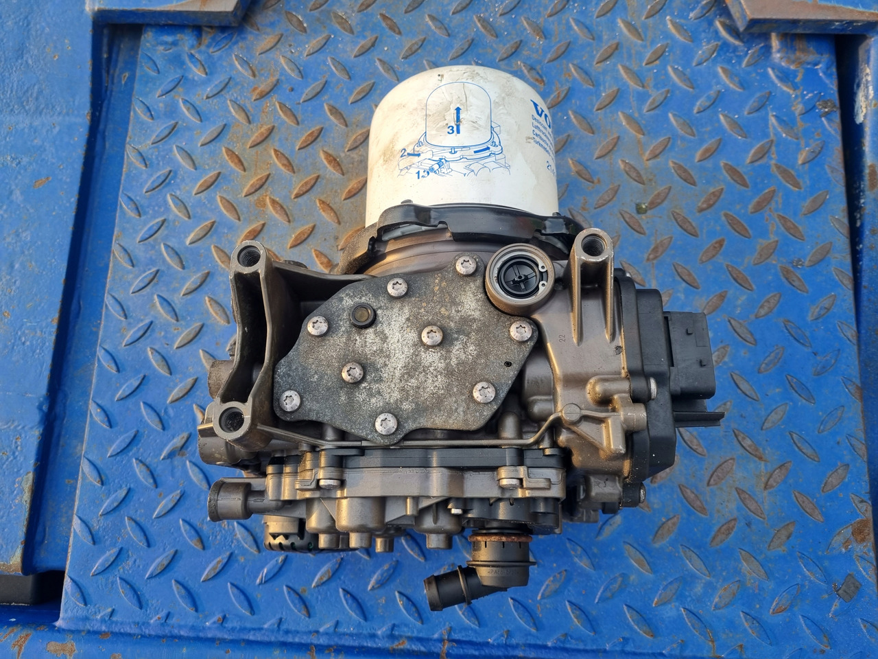 KNORR-BREMSE ZAWÓR OSUSZACZ POWIETRZA APM VOLVO FH 4 FM 4 FMX 4 EURO 6 - أجزاء الفرامل - شاحنة: صورة 3 KNORR-BREMSE ZAWÓR OSUSZACZ POWIETRZA APM VOLVO FH 4 FM 4 FMX 4 EURO 6 - أجزاء الفرامل - شاحنة: صورة 3