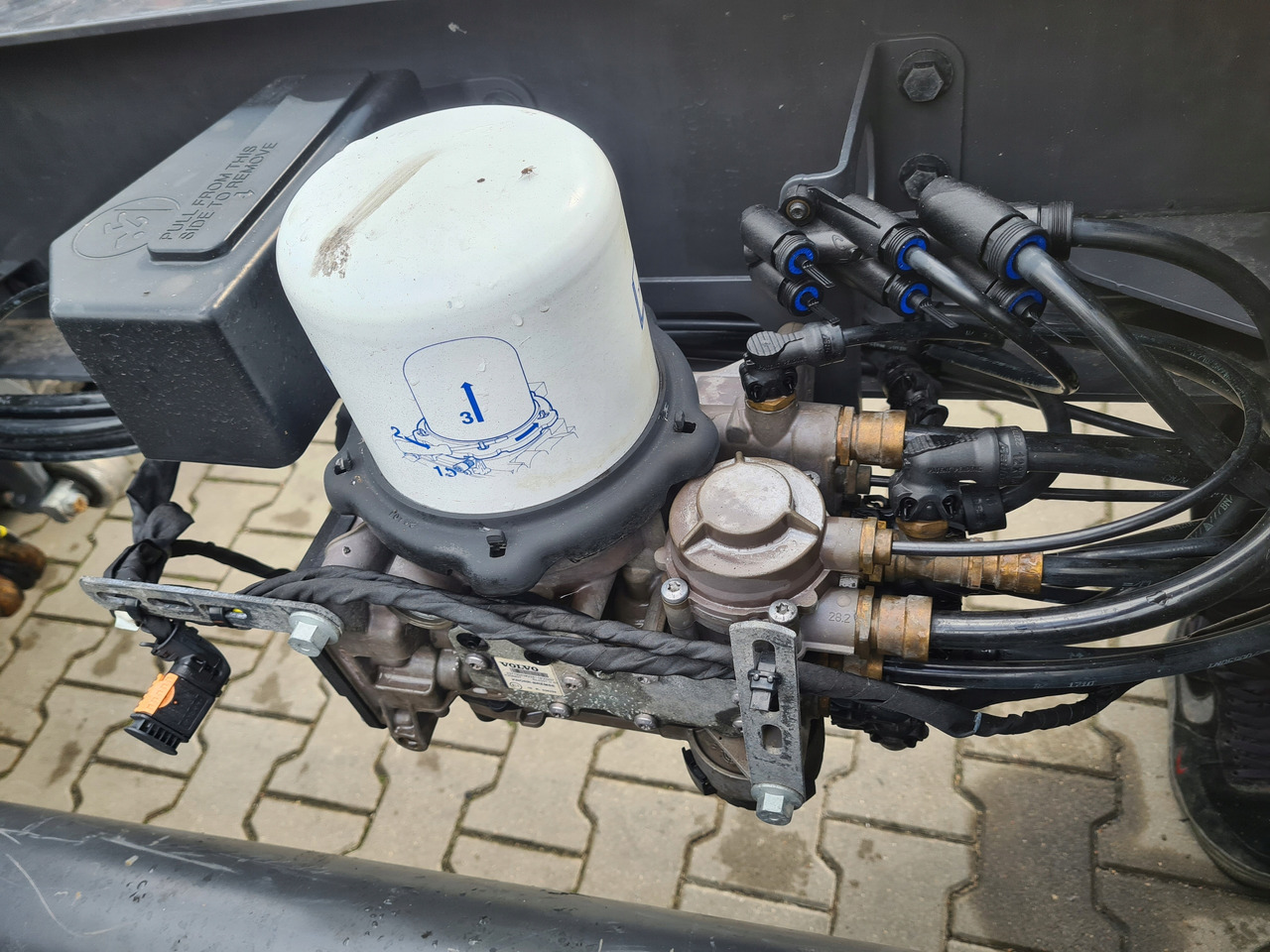 KNORR-BREMSE ZAWÓR OSUSZACZ POWIETRZA APM VOLVO FH 5 FM 5 EURO 6 - أجزاء الفرامل - شاحنة: صورة 1 KNORR-BREMSE ZAWÓR OSUSZACZ POWIETRZA APM VOLVO FH 5 FM 5 EURO 6 - أجزاء الفرامل - شاحنة: صورة 1