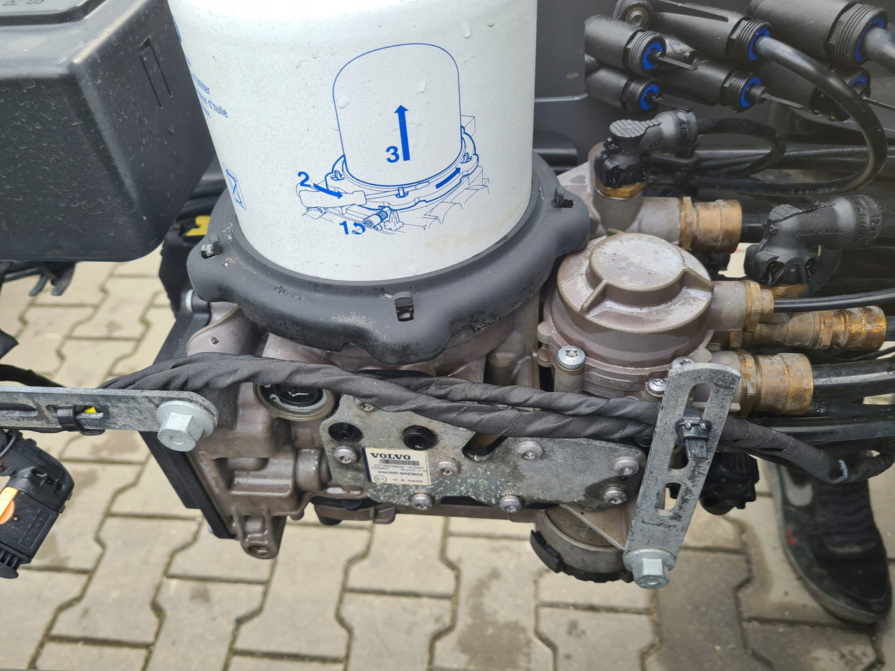 KNORR-BREMSE ZAWÓR OSUSZACZ POWIETRZA APM VOLVO FH 5 FM 5 EURO 6 - أجزاء الفرامل - شاحنة: صورة 2 KNORR-BREMSE ZAWÓR OSUSZACZ POWIETRZA APM VOLVO FH 5 FM 5 EURO 6 - أجزاء الفرامل - شاحنة: صورة 2