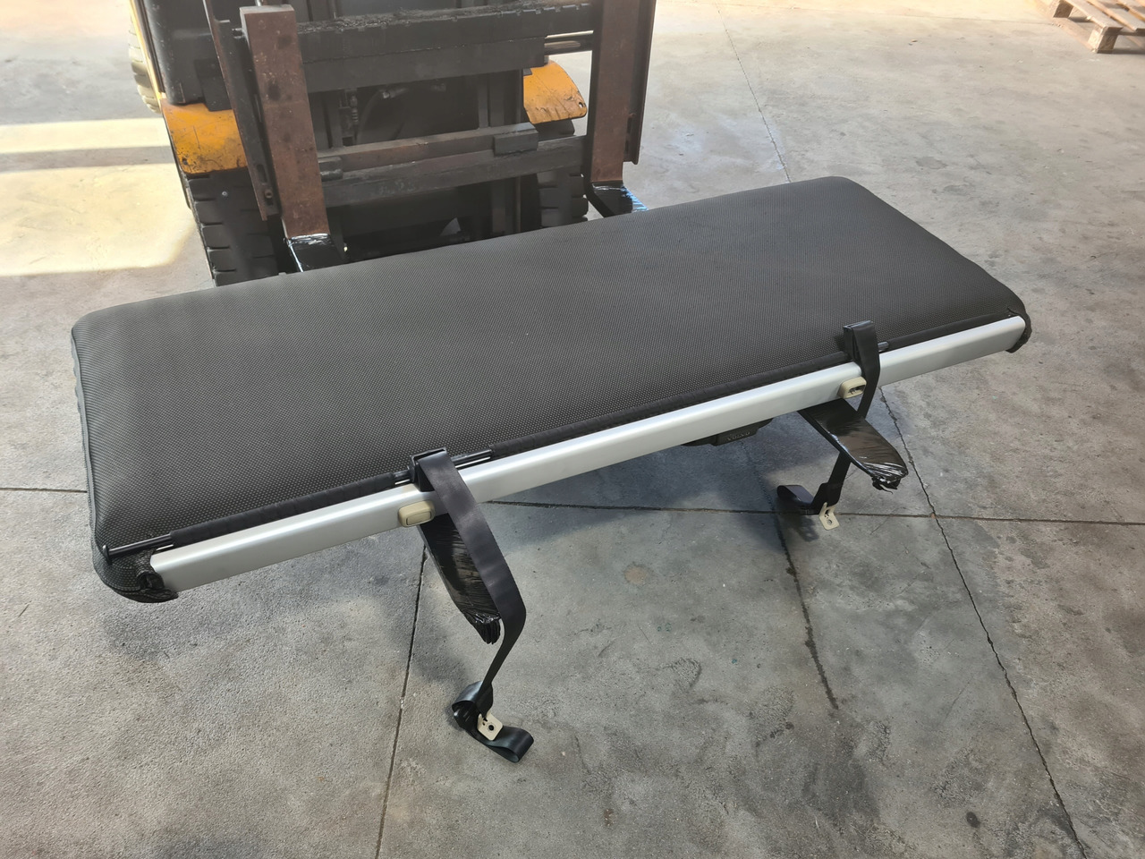 VOLVO ŁÓŻKO KOMPLETNE GÓRNE LEŻANKA MOCOWANIA - مقعد - شاحنة: صورة 1 VOLVO ŁÓŻKO KOMPLETNE GÓRNE LEŻANKA MOCOWANIA - مقعد - شاحنة: صورة 1