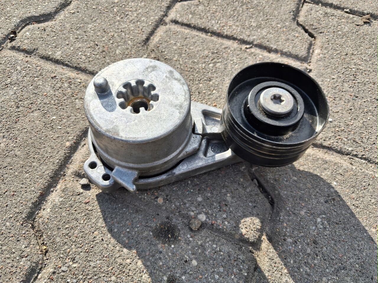 VOLVO ROLKA NAPINACZ PASKA ALTERNATORA RENAULT RANGE GAMA T VOLVO FH 4 5 - المحرك و قطع الغيار - شاحنة: صورة 1 VOLVO ROLKA NAPINACZ PASKA ALTERNATORA RENAULT RANGE GAMA T VOLVO FH 4 5 - المحرك و قطع الغيار - شاحنة: صورة 1