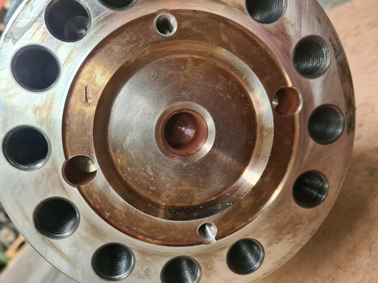 VOLVO WAŁ KORBOWY RENAULT GAMA T RANGE DTI 11 VOLVO FM 4 D11K EURO 6 - عمود الكرانك - شاحنة: صورة 4 VOLVO WAŁ KORBOWY RENAULT GAMA T RANGE DTI 11 VOLVO FM 4 D11K EURO 6 - عمود الكرانك - شاحنة: صورة 4