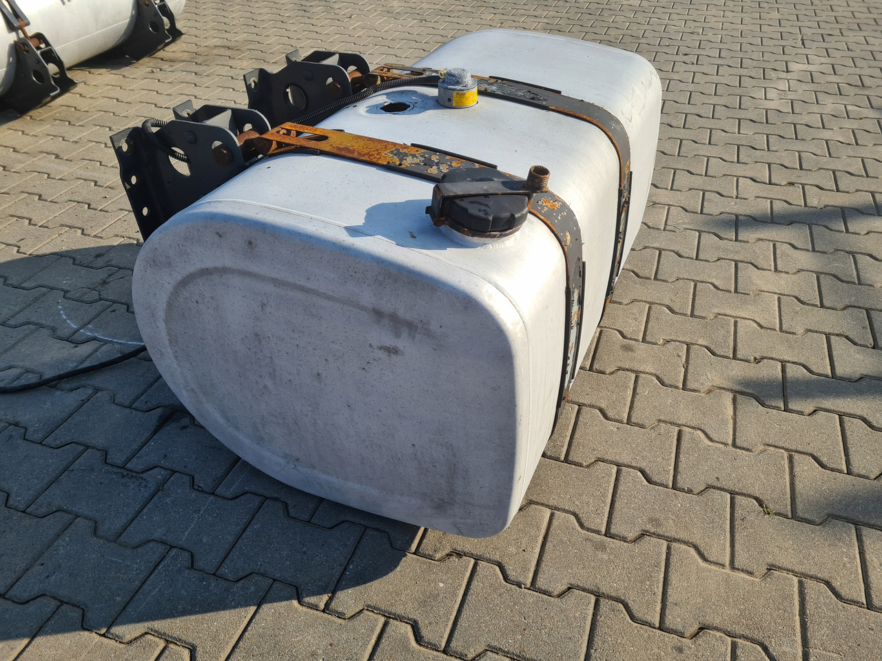 VOLVO ZBIORNIK PALIWA RENAULT DXI GAMA T VOLVO FH FM FL FE FMX LOW DECK 100x69x56 - خزان الوقود - شاحنة: صورة 2 VOLVO ZBIORNIK PALIWA RENAULT DXI GAMA T VOLVO FH FM FL FE FMX LOW DECK 100x69x56 - خزان الوقود - شاحنة: صورة 2