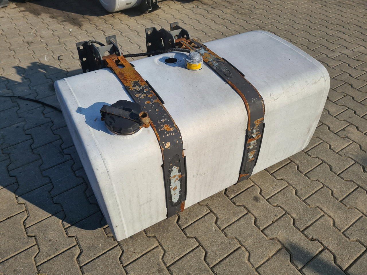 VOLVO ZBIORNIK PALIWA RENAULT DXI GAMA T VOLVO FH FM FL FE FMX LOW DECK 100x69x56 - خزان الوقود - شاحنة: صورة 1 VOLVO ZBIORNIK PALIWA RENAULT DXI GAMA T VOLVO FH FM FL FE FMX LOW DECK 100x69x56 - خزان الوقود - شاحنة: صورة 1