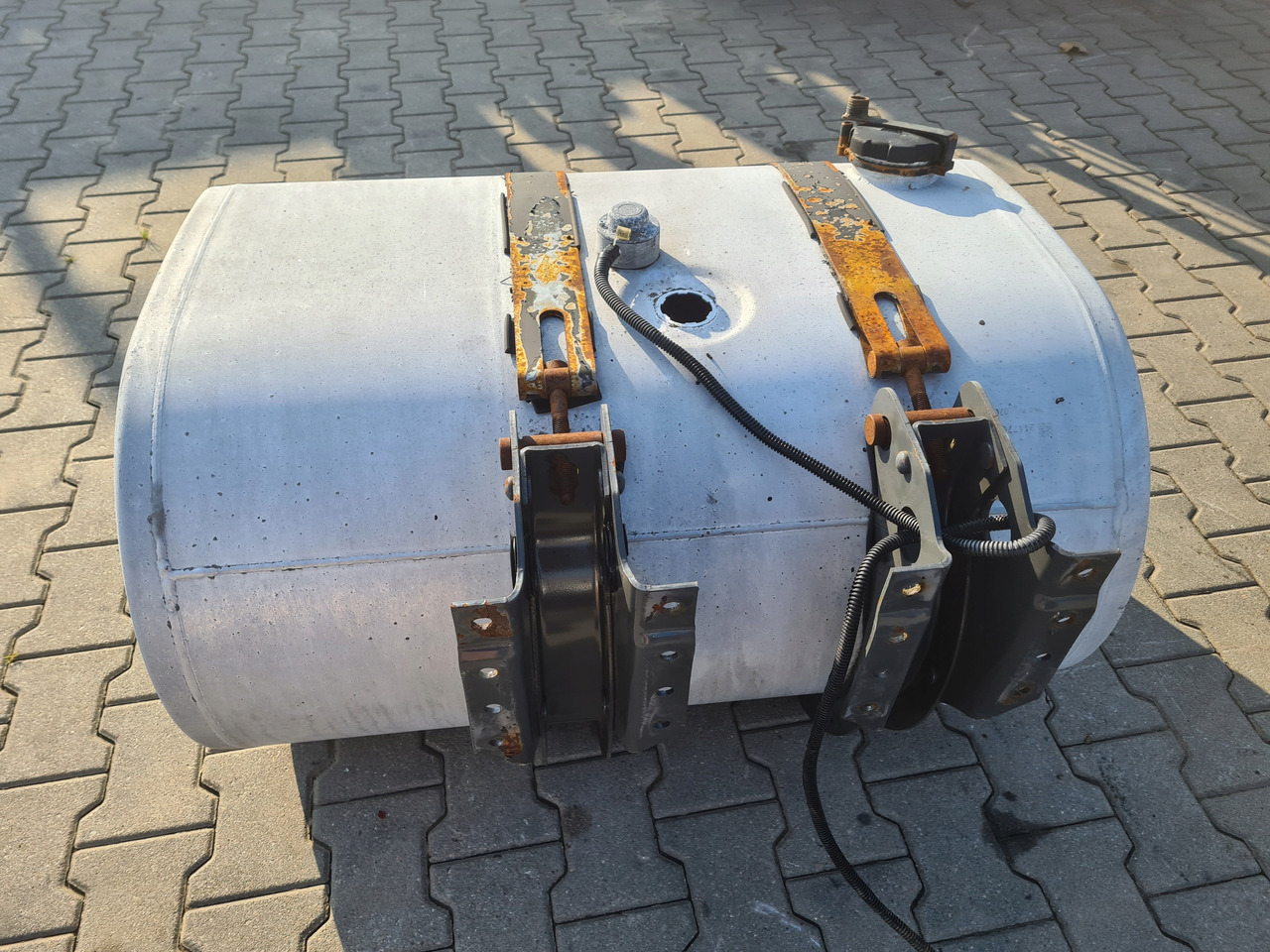 VOLVO ZBIORNIK PALIWA RENAULT DXI GAMA T VOLVO FH FM FL FE FMX LOW DECK 100x69x56 - خزان الوقود - شاحنة: صورة 4 VOLVO ZBIORNIK PALIWA RENAULT DXI GAMA T VOLVO FH FM FL FE FMX LOW DECK 100x69x56 - خزان الوقود - شاحنة: صورة 4