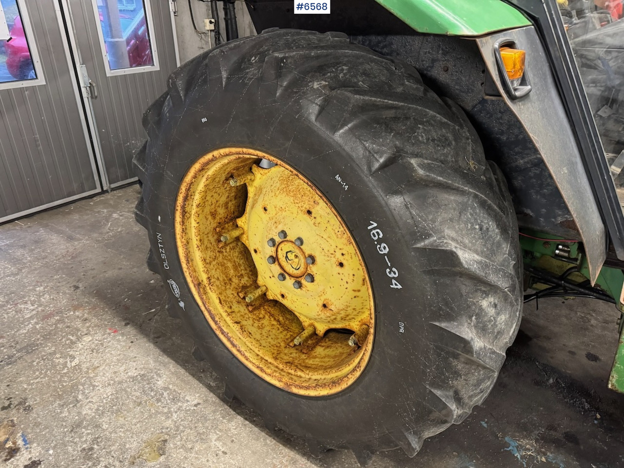 1980 John Deere 2140 w/ front loader. - جرار: صورة 4 1980 John Deere 2140 w/ front loader. - جرار: صورة 4