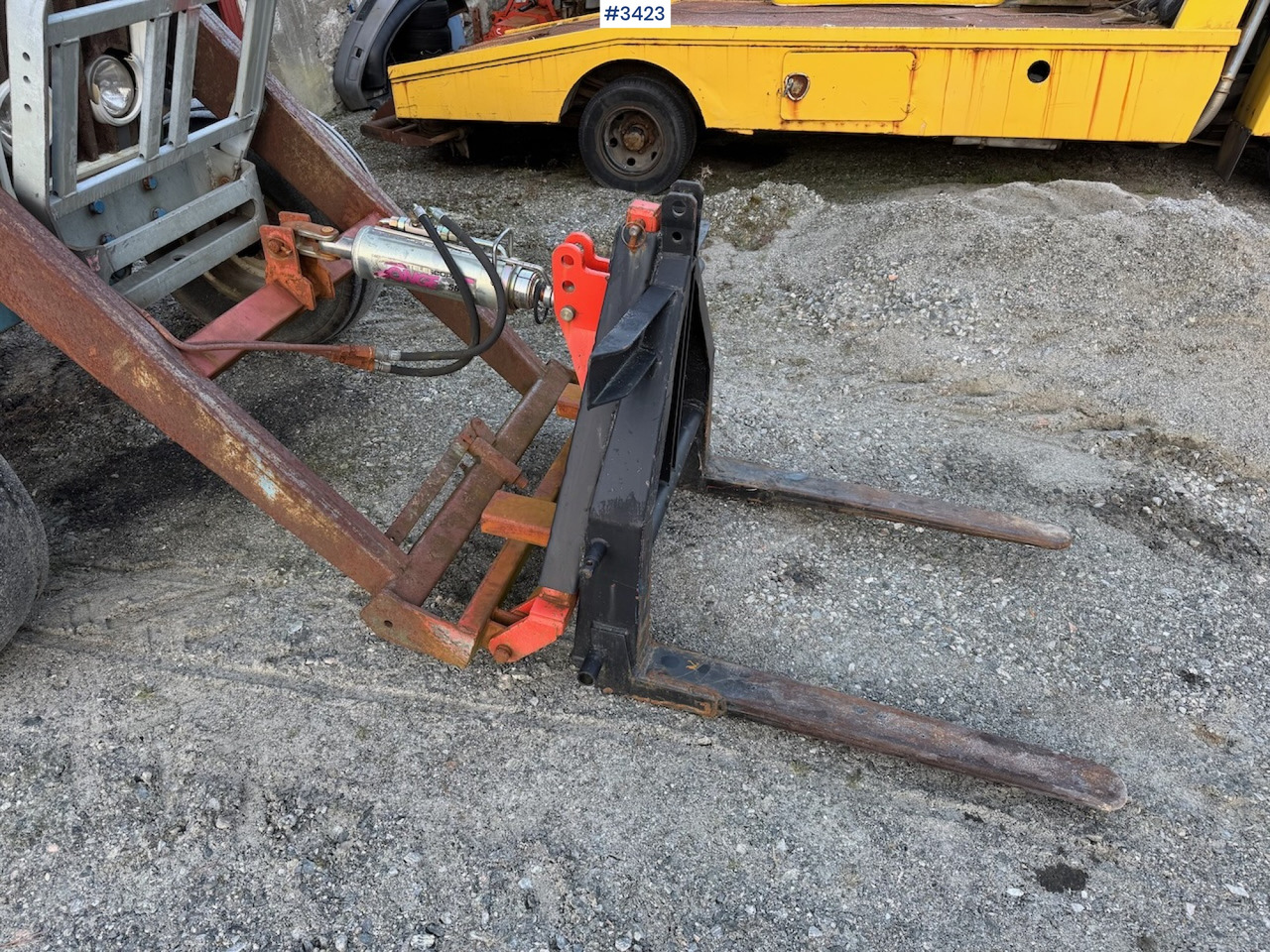 1981 Ford 4600 w/front loader, bucket and pallet fork. - جرار: صورة 4 1981 Ford 4600 w/front loader, bucket and pallet fork. - جرار: صورة 4