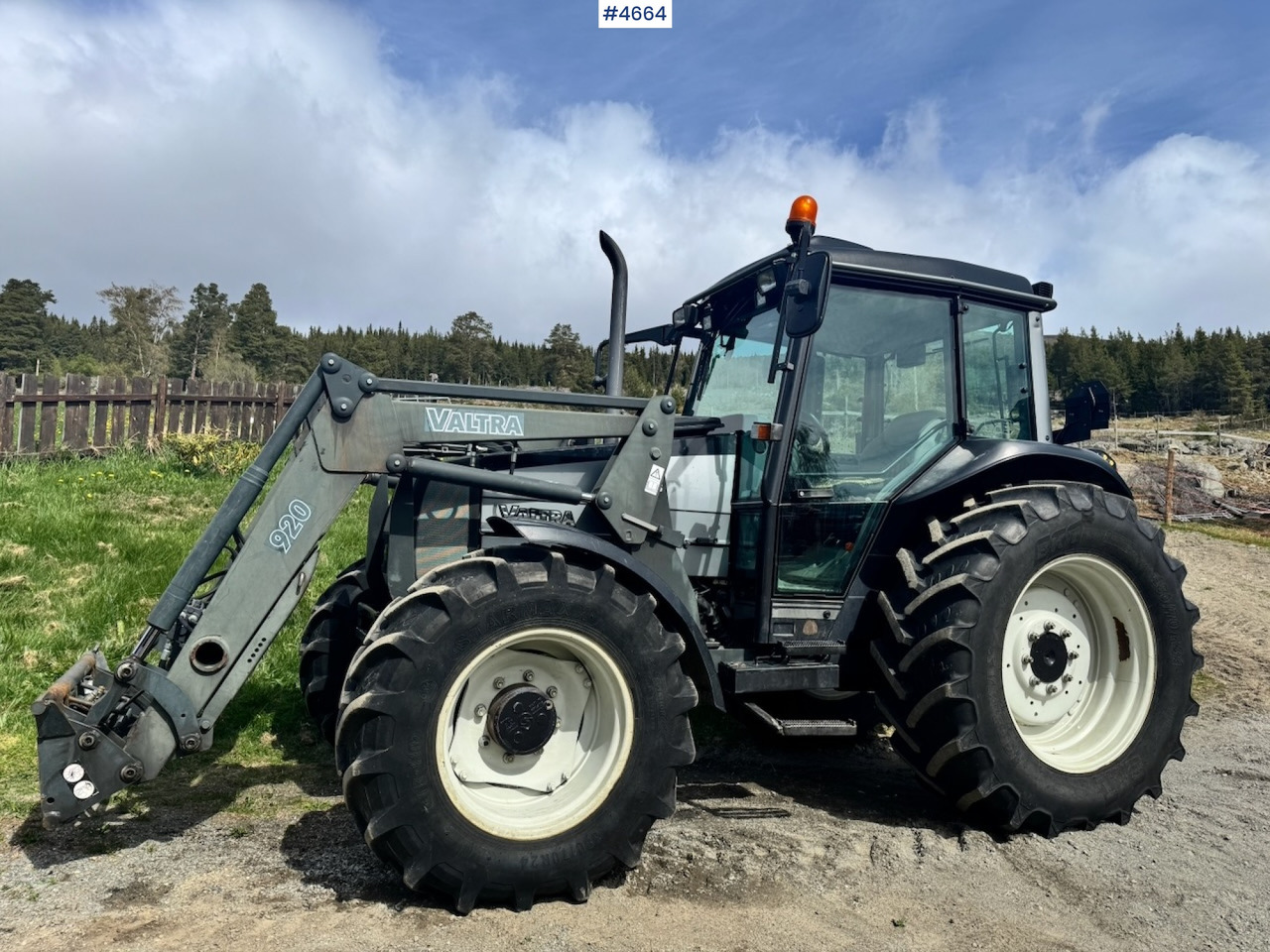2003 Valtra A85-4 4x4 with Front Loader – 4450 hours! - جرار: صورة 1 2003 Valtra A85-4 4x4 with Front Loader – 4450 hours! - جرار: صورة 1