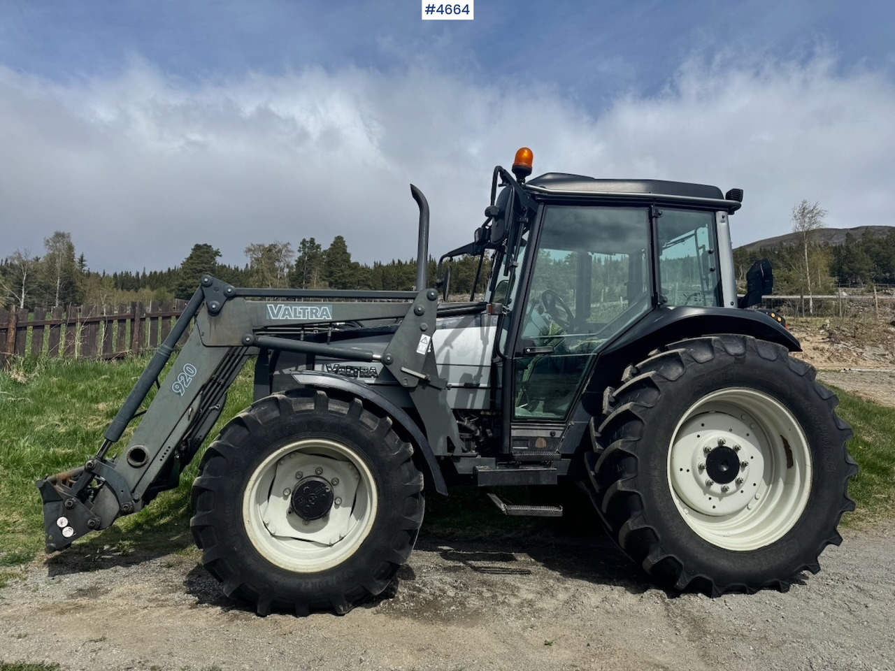 2003 Valtra A85-4 4x4 with Front Loader – 4450 hours! - جرار: صورة 5 2003 Valtra A85-4 4x4 with Front Loader – 4450 hours! - جرار: صورة 5