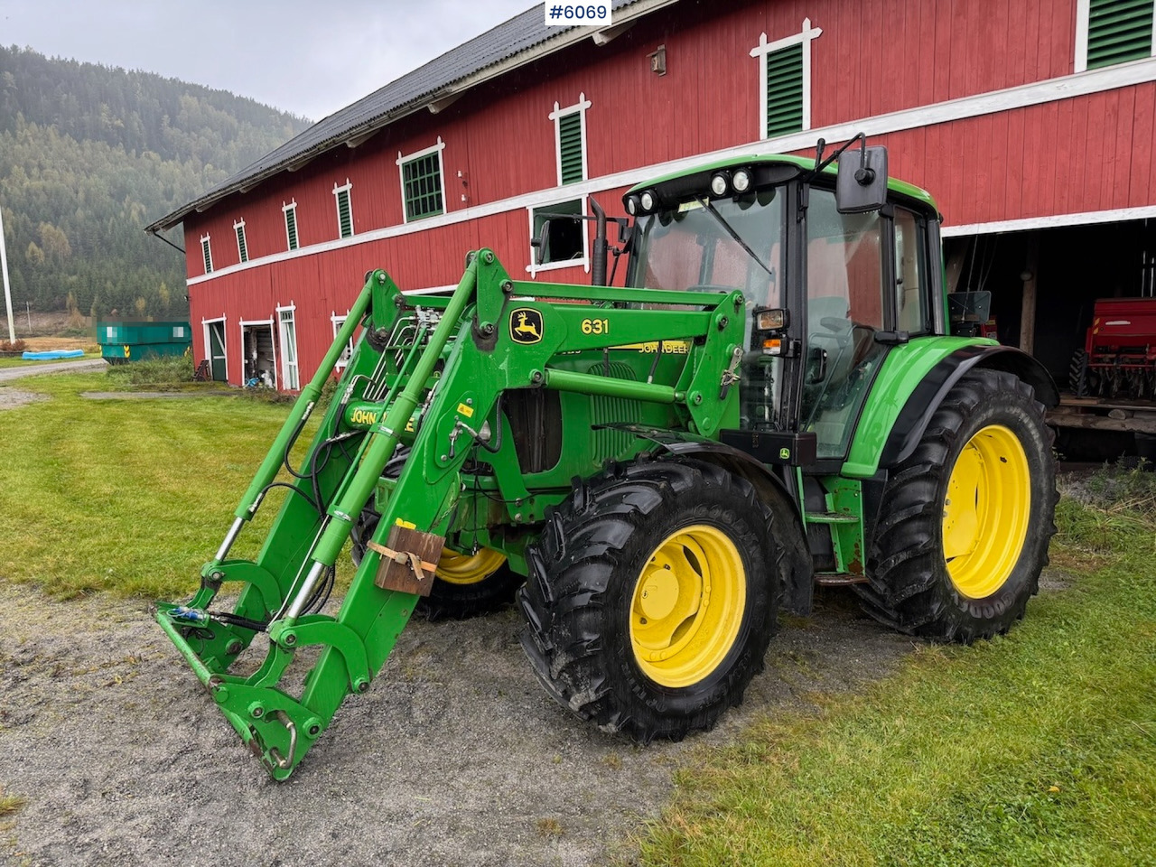 2006 John Deere 6320 w/ front loader, bucket, grapple, pallet fork and chains. Low hours!! - جرار: صورة 4 2006 John Deere 6320 w/ front loader, bucket, grapple, pallet fork and chains. Low hours!! - جرار: صورة 4