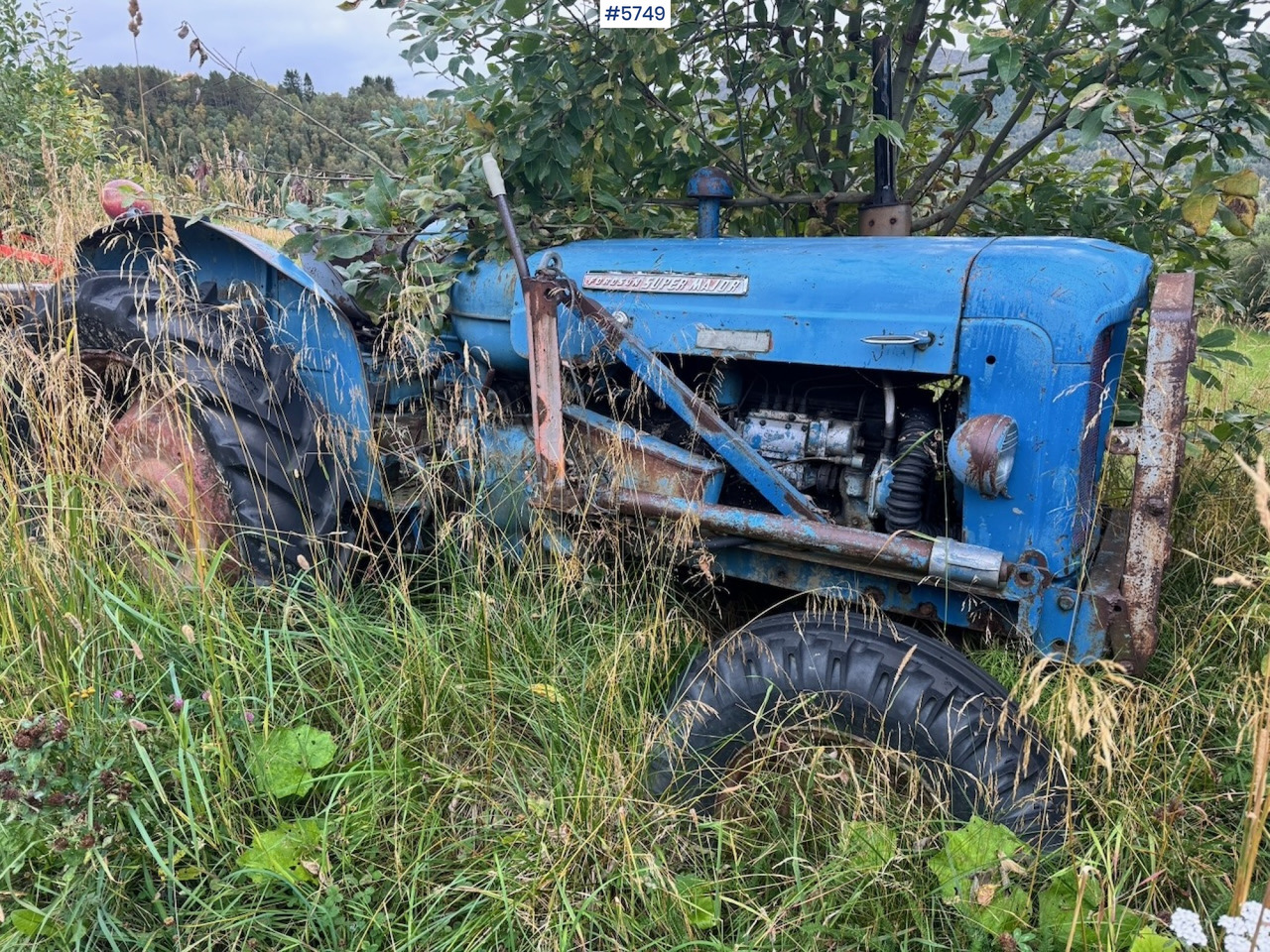 Ca. 1961 Fordson Super Major 4×2 Tractor w/ Bucket - جرار: صورة 1 Ca. 1961 Fordson Super Major 4×2 Tractor w/ Bucket - جرار: صورة 1