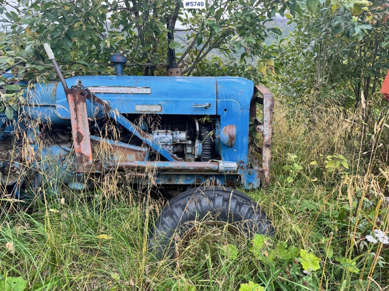 Ca. 1961 Fordson Super Major 4×2 Tractor w/ Bucket - جرار: صورة 3 Ca. 1961 Fordson Super Major 4×2 Tractor w/ Bucket - جرار: صورة 3