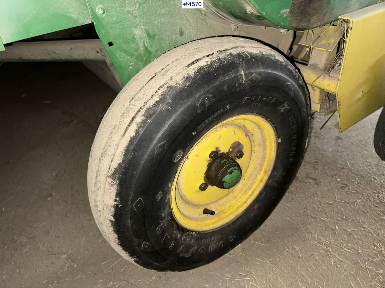 ماكينات نشر التبن John Deere 332A Square baler: صورة 15