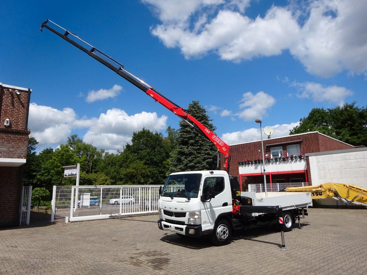 FUSO Canter 7C15 mit FASSI F65A Kran - شاحنة توصيل مفتوحة: صورة 1 FUSO Canter 7C15 mit FASSI F65A Kran - شاحنة توصيل مفتوحة: صورة 1