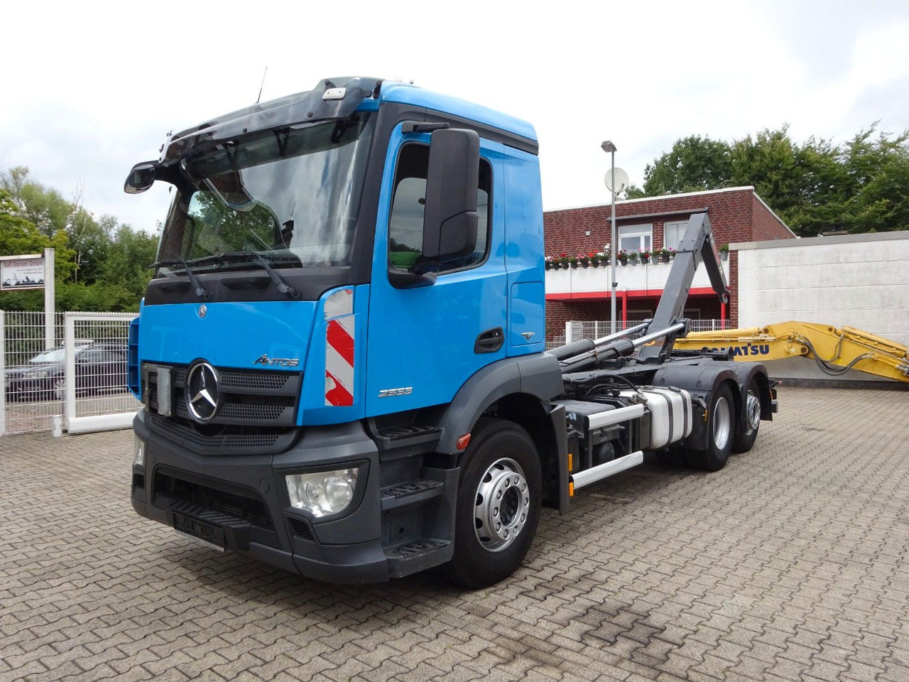 Mercedes-Benz 2533 Antos MULTILIFT Abroller 6x2 - شاحنة برافعة خطافية: صورة 1 Mercedes-Benz 2533 Antos MULTILIFT Abroller 6x2 - شاحنة برافعة خطافية: صورة 1