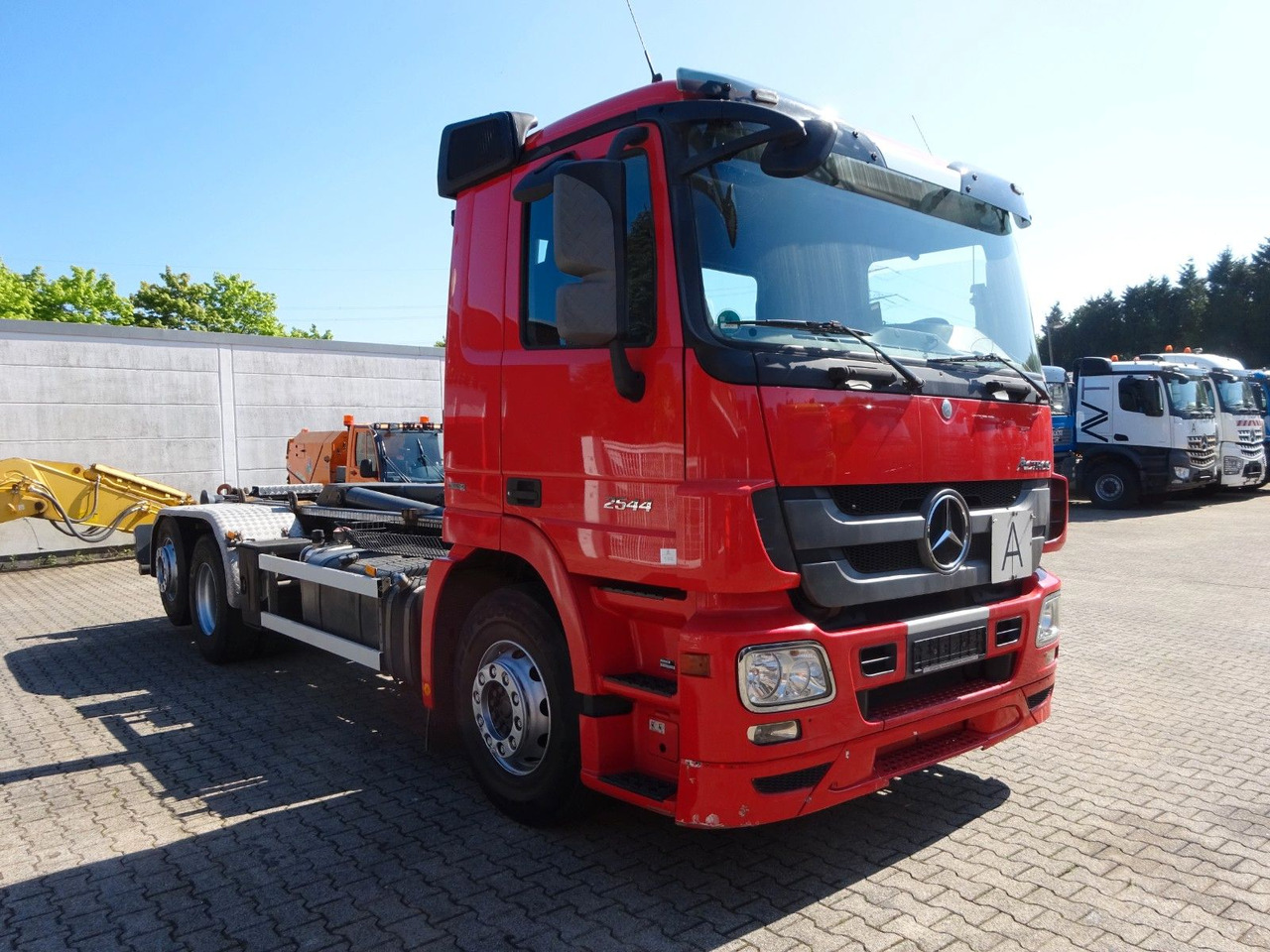 Mercedes-Benz 2544 Actros GERGEN Abroller + Lift-Lenkachse - شاحنة برافعة خطافية: صورة 2 Mercedes-Benz 2544 Actros GERGEN Abroller + Lift-Lenkachse - شاحنة برافعة خطافية: صورة 2