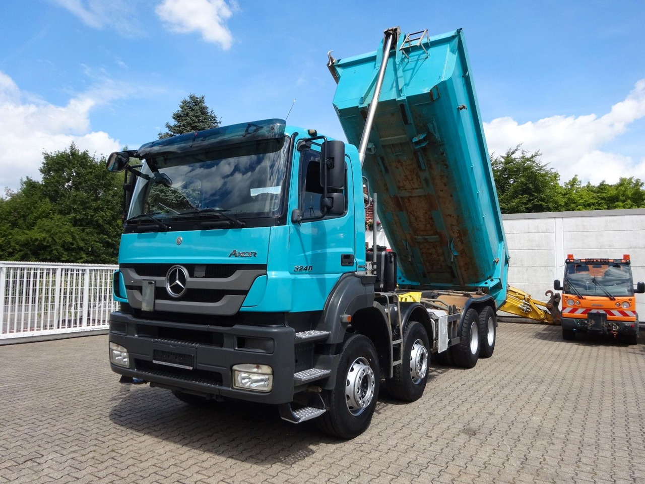 Mercedes-Benz 3240 Axor Muldenkipper 8x4 - شاحنة قلاب: صورة 1 Mercedes-Benz 3240 Axor Muldenkipper 8x4 - شاحنة قلاب: صورة 1