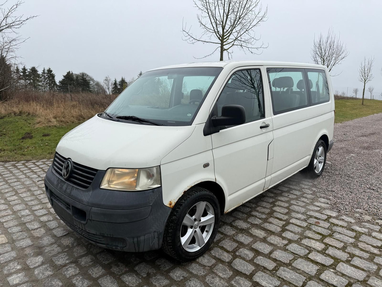 Volkswagen T5 Transporter 1.9 TDI *9 Sitze * 3900 € - ميكروباص: صورة 2 Volkswagen T5 Transporter 1.9 TDI *9 Sitze * 3900 € - ميكروباص: صورة 2
