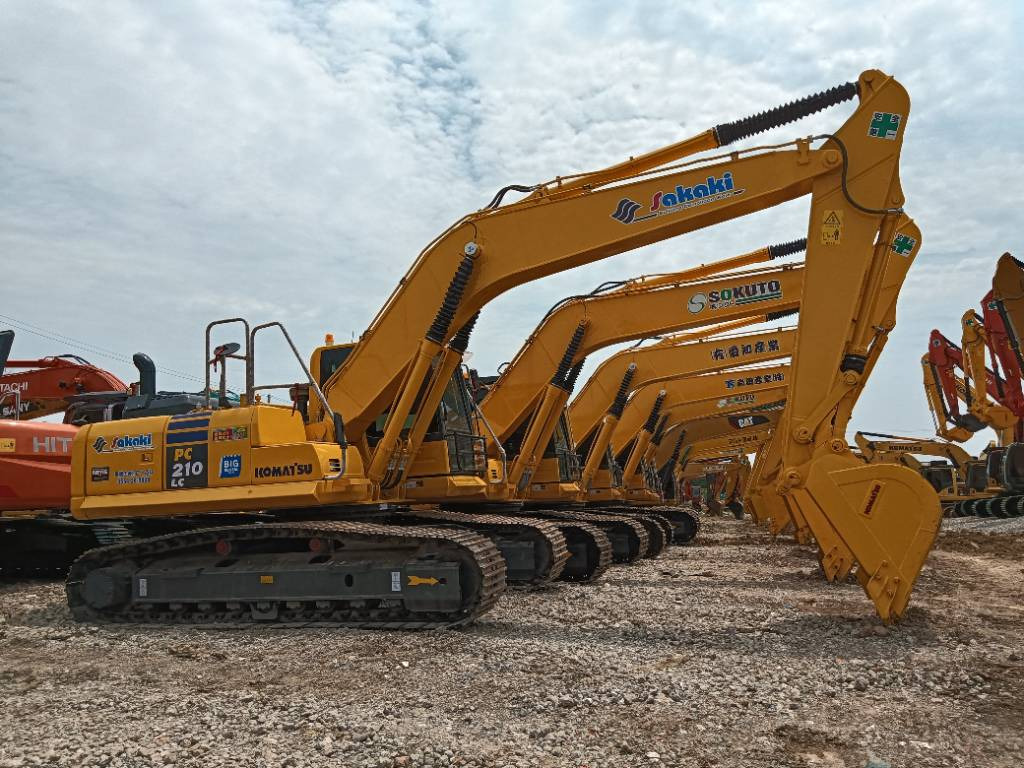 Komatsu PC 210-8 - حفار زاحف: صورة 2 Komatsu PC 210-8 - حفار زاحف: صورة 2