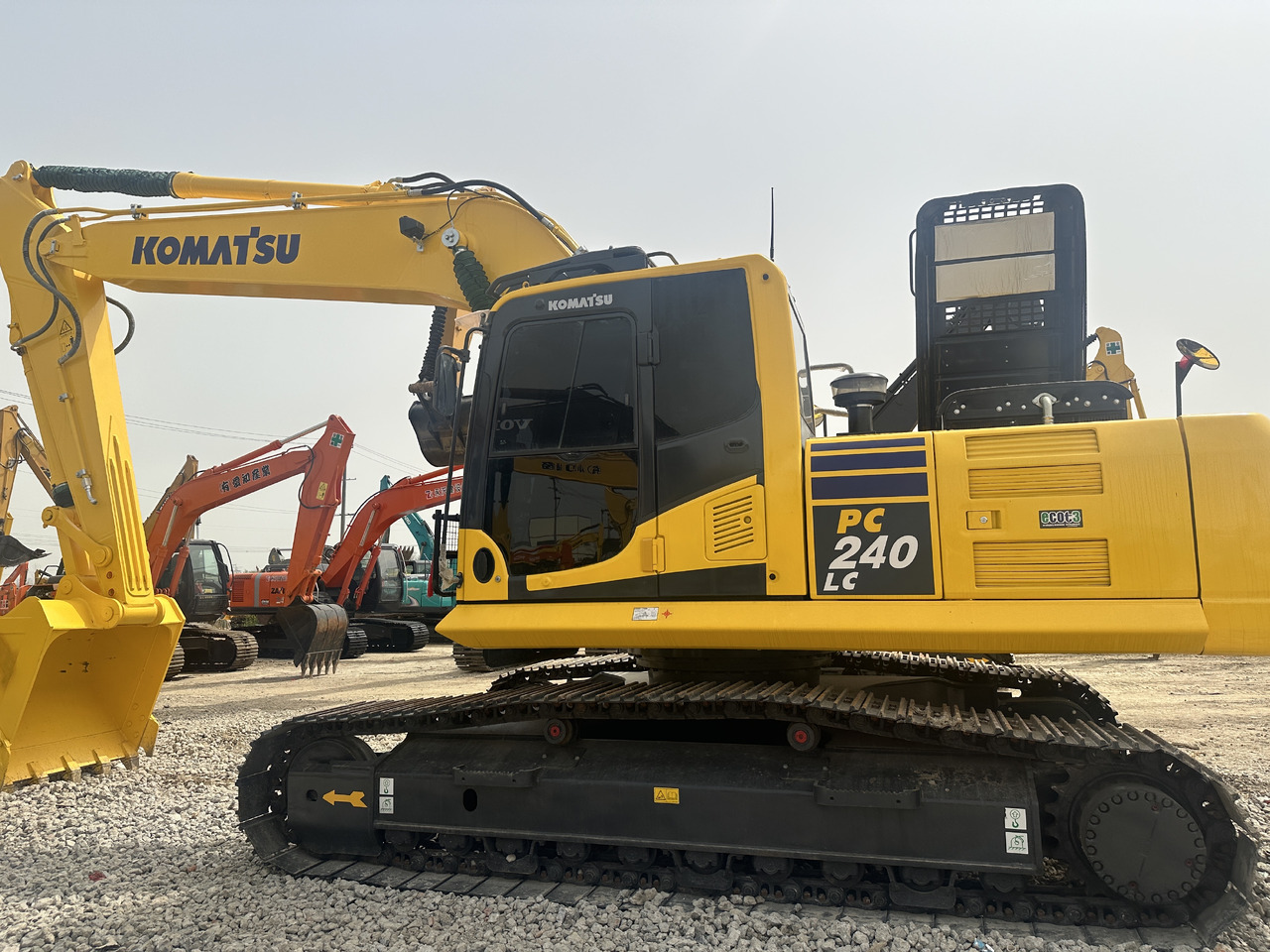 Komatsu PC 240 LC-8 - حفار زاحف: صورة 1 Komatsu PC 240 LC-8 - حفار زاحف: صورة 1
