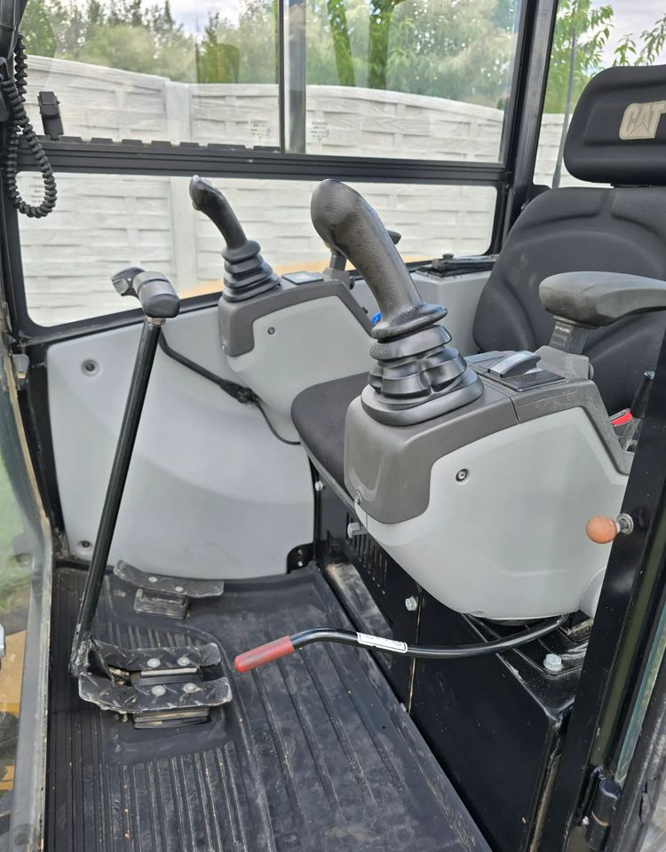 Caterpillar - حفار صغير: صورة 3 Caterpillar - حفار صغير: صورة 3