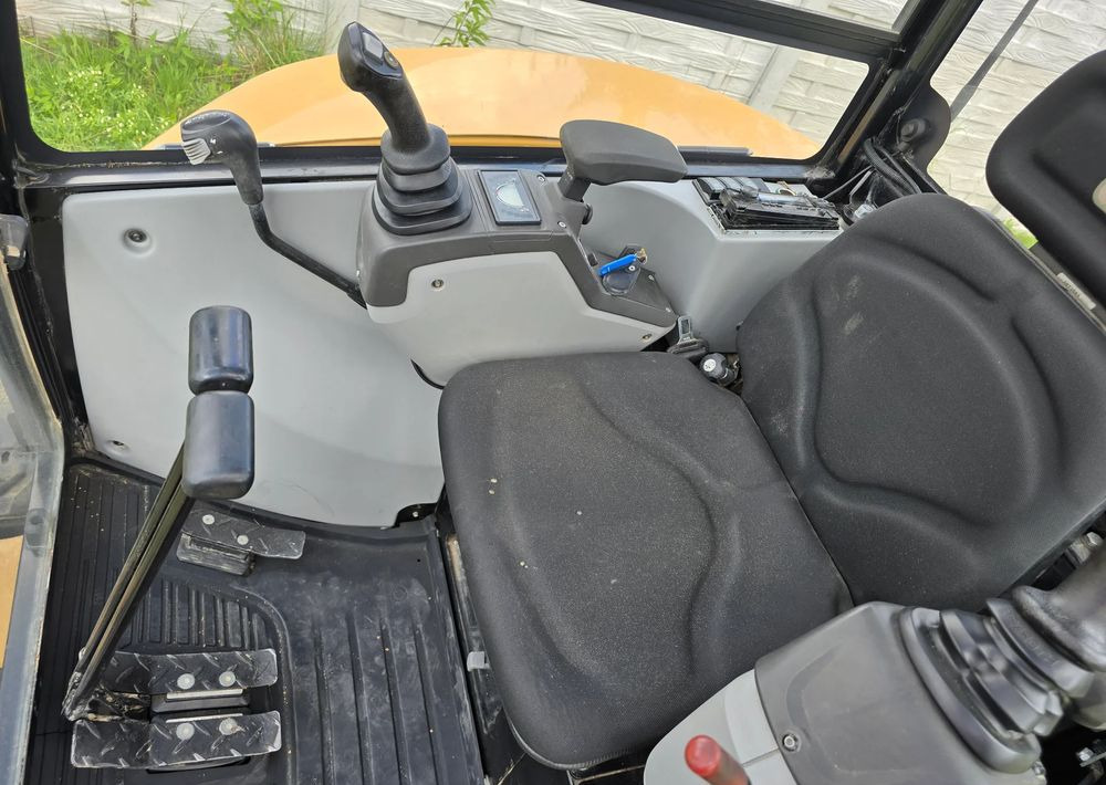 Caterpillar - حفار صغير: صورة 5 Caterpillar - حفار صغير: صورة 5