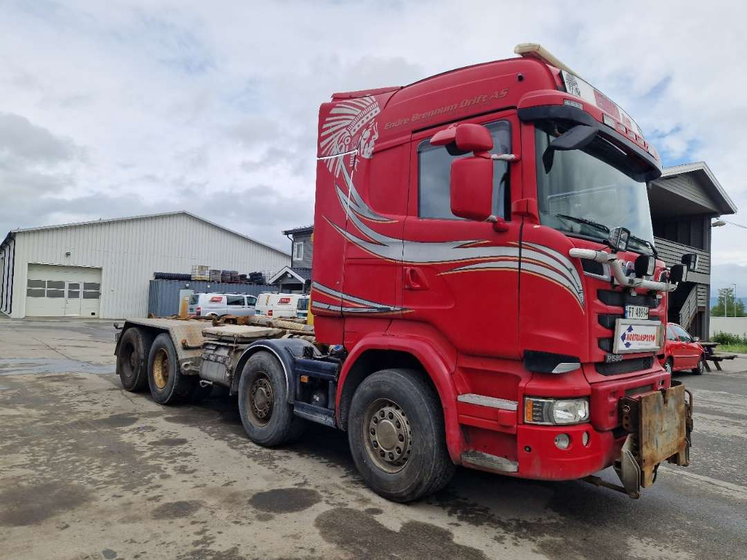 Scania R580 Brøytebil med sideplog og hydraulisk saltsystem - شاحنة برافعة خطافية: صورة 3 Scania R580 Brøytebil med sideplog og hydraulisk saltsystem - شاحنة برافعة خطافية: صورة 3