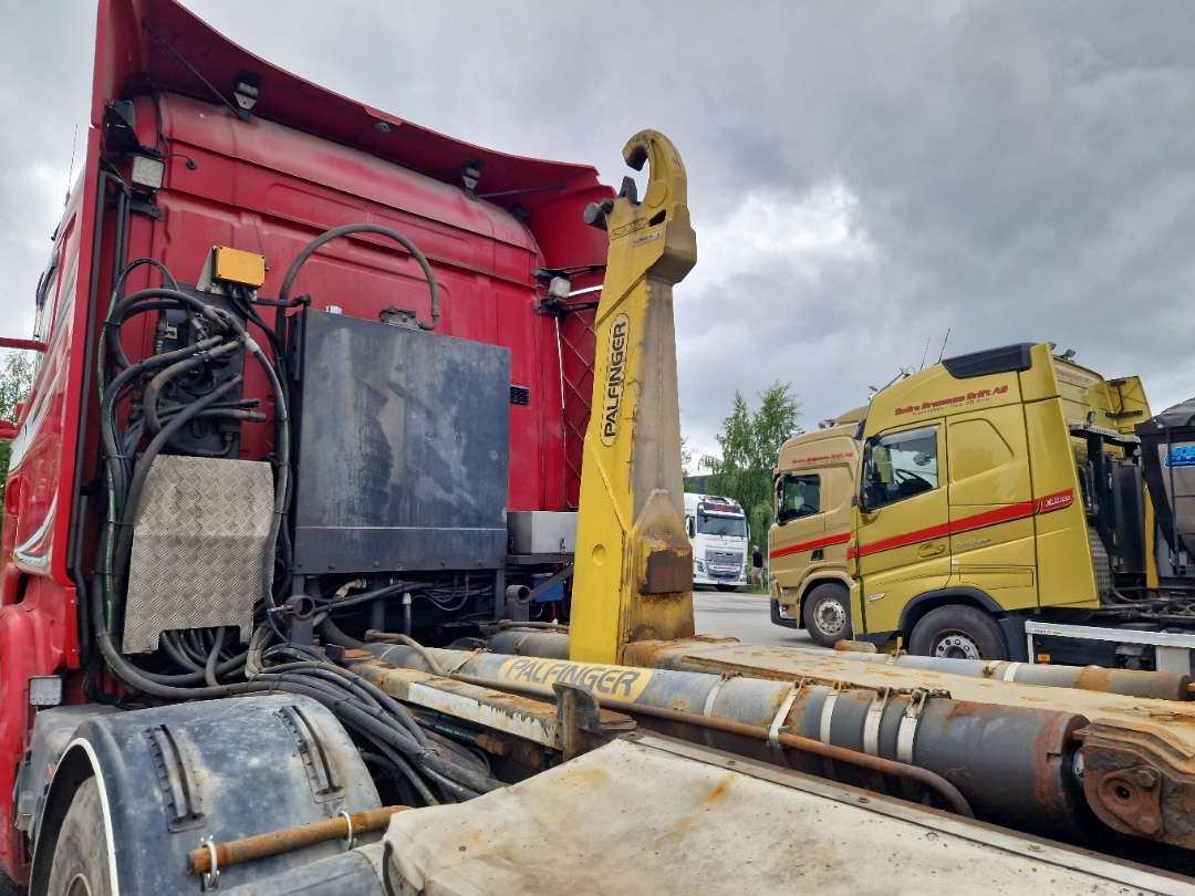 Scania R580 Brøytebil med sideplog og hydraulisk saltsystem - شاحنة برافعة خطافية: صورة 5 Scania R580 Brøytebil med sideplog og hydraulisk saltsystem - شاحنة برافعة خطافية: صورة 5