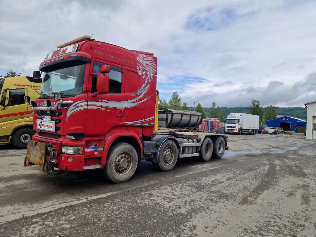Scania R580 Brøytebil med sideplog og hydraulisk saltsystem - شاحنة برافعة خطافية: صورة 2 Scania R580 Brøytebil med sideplog og hydraulisk saltsystem - شاحنة برافعة خطافية: صورة 2