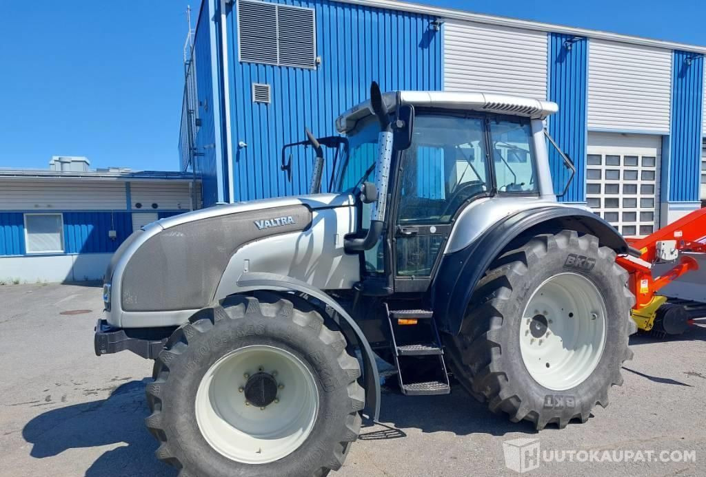 Valtra M 120 E, VAIN 2932 h, Okraspecial, 2004, Kokkola - آلات زراعية: صورة 1 Valtra M 120 E, VAIN 2932 h, Okraspecial, 2004, Kokkola - آلات زراعية: صورة 1