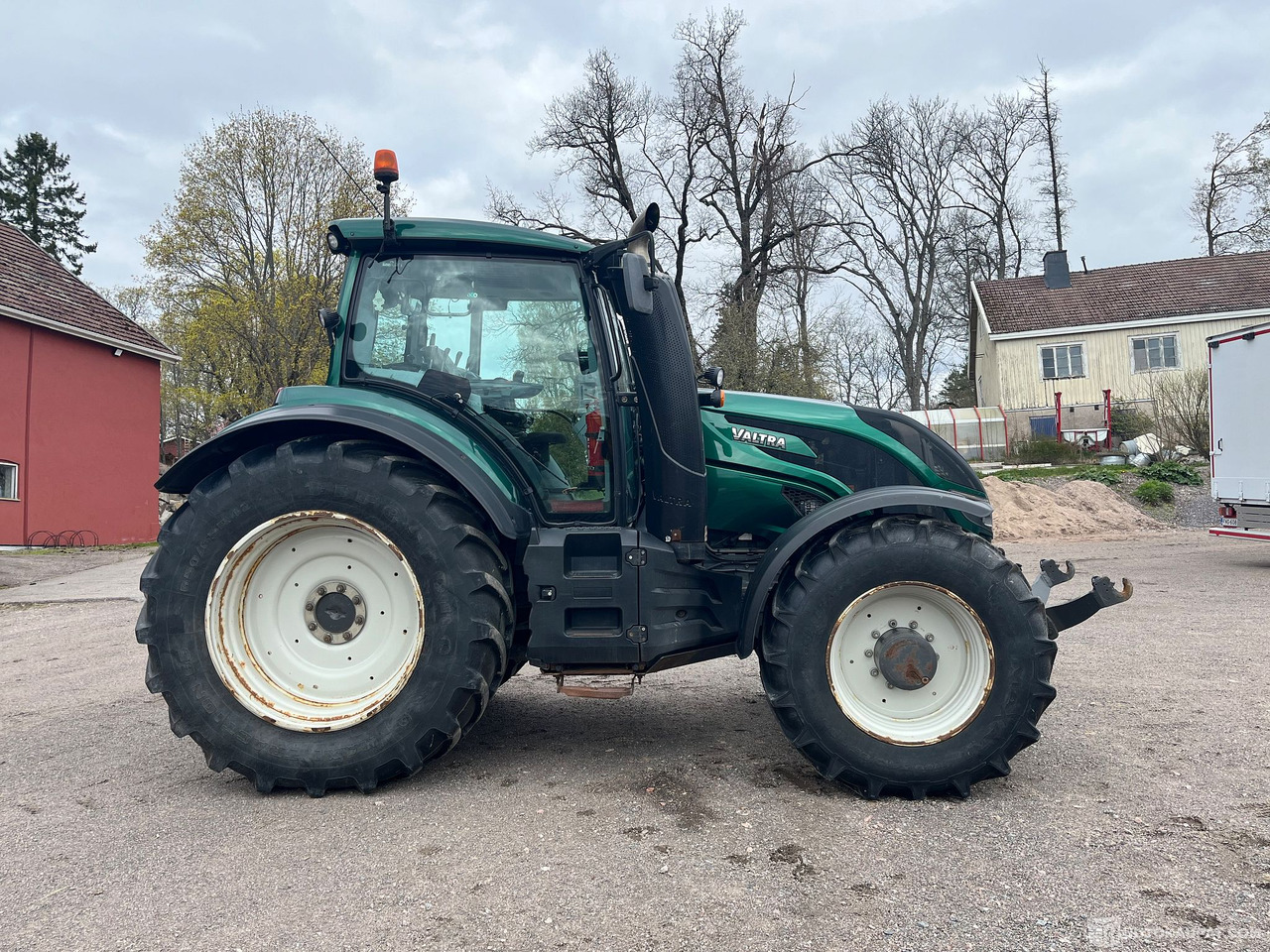 Valtra T234 Versu, traktori etunostolaitteella ja taakseajolaitteilla, 2015, Vantaa - جرار: صورة 5 Valtra T234 Versu, traktori etunostolaitteella ja taakseajolaitteilla, 2015, Vantaa - جرار: صورة 5