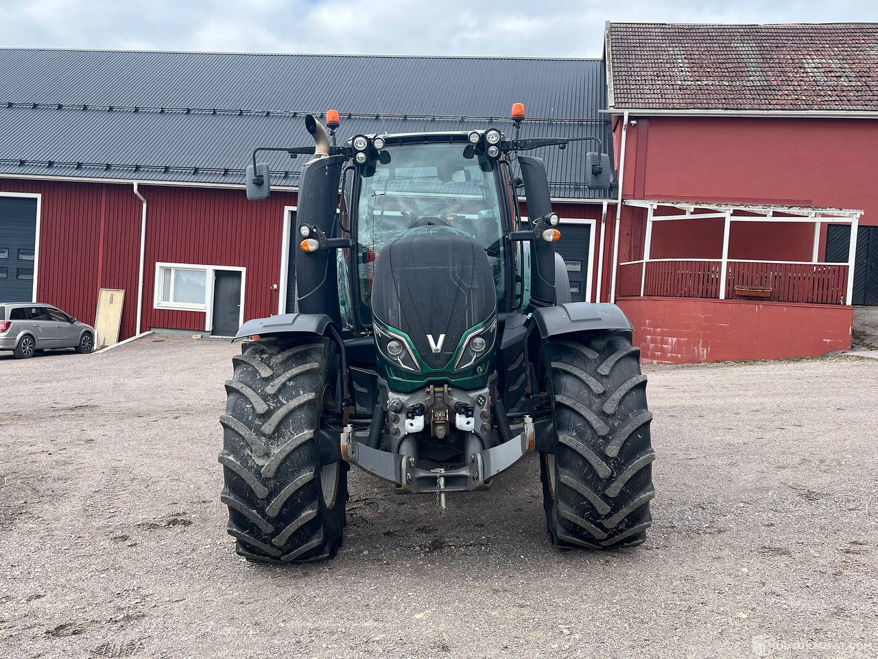 Valtra T234 Versu, traktori etunostolaitteella ja taakseajolaitteilla, 2015, Vantaa - جرار: صورة 2 Valtra T234 Versu, traktori etunostolaitteella ja taakseajolaitteilla, 2015, Vantaa - جرار: صورة 2