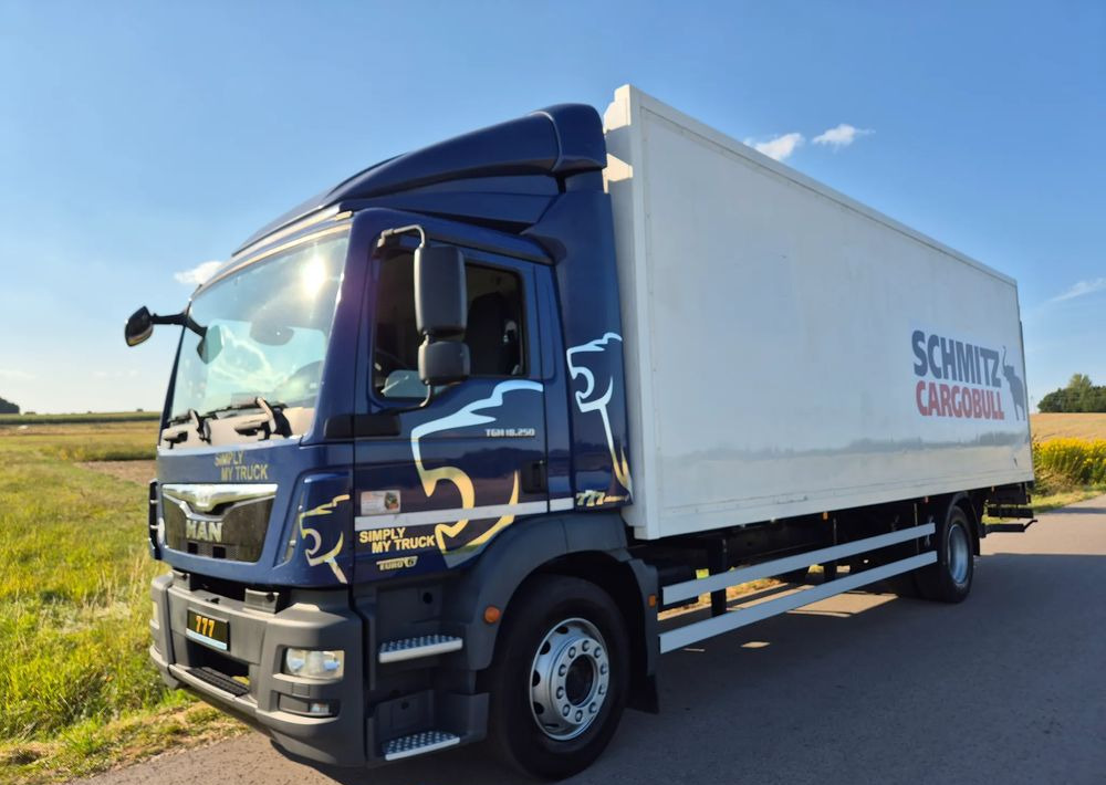 MAN TGM 18.250 Carrier 1950 D/E z Holandii / TOP STAN / 7.5m / 18 palet / winda + drzwi boczne / OKAZJA - شاحنة ذات مبرد: صورة 1 MAN TGM 18.250 Carrier 1950 D/E z Holandii / TOP STAN / 7.5m / 18 palet / winda + drzwi boczne / OKAZJA - شاحنة ذات مبرد: صورة 1
