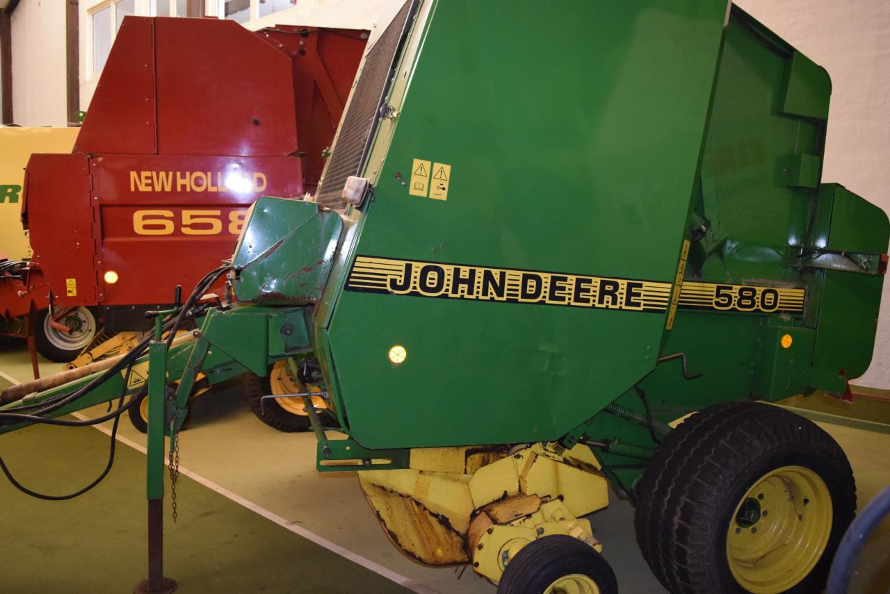John Deere 580 - آلة بالات دائرية: صورة 1 John Deere 580 - آلة بالات دائرية: صورة 1