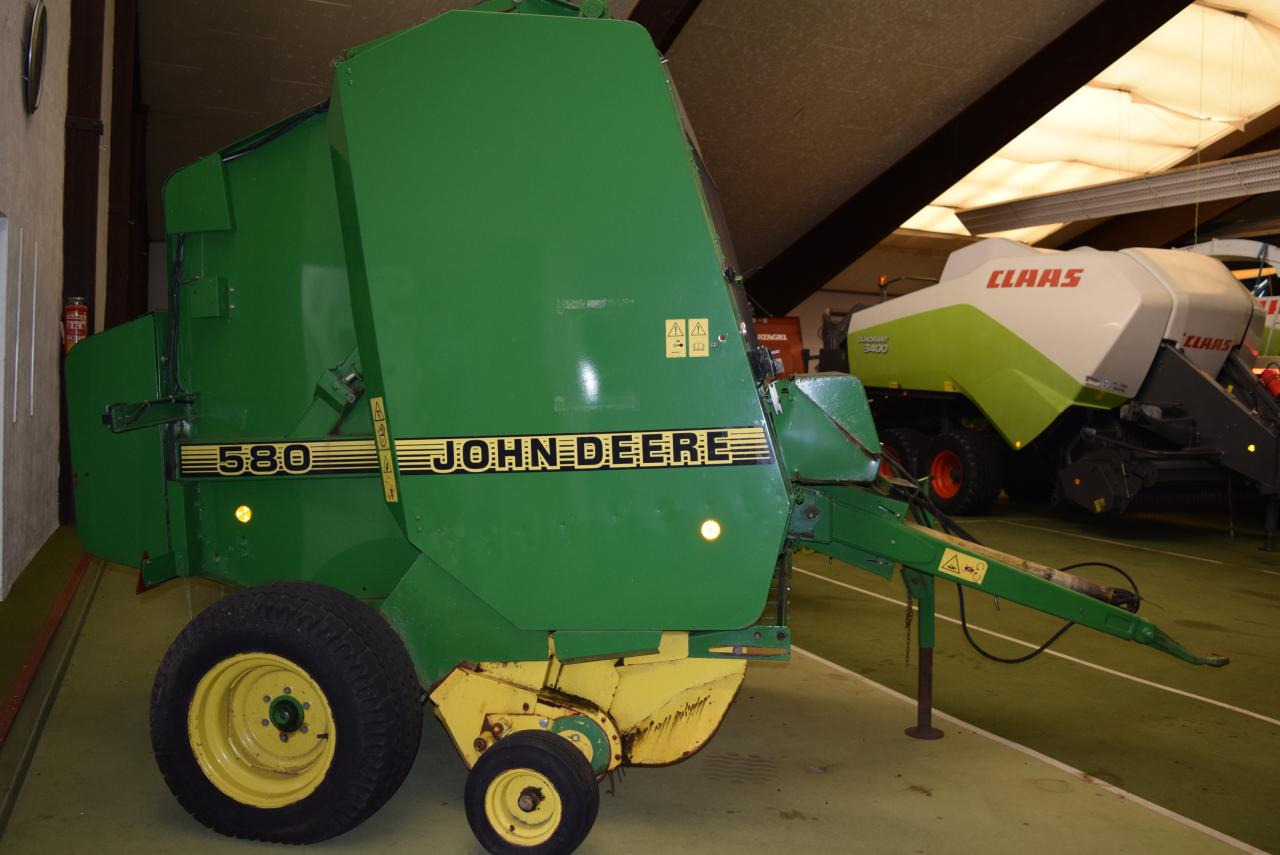 John Deere 580 - آلة بالات دائرية: صورة 2 John Deere 580 - آلة بالات دائرية: صورة 2