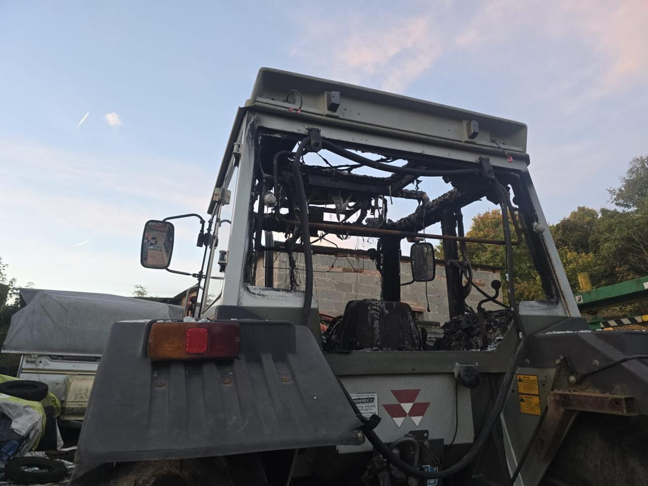 Massey Ferguson MF 390 T *Brandschaden* - جرار: صورة 2 Massey Ferguson MF 390 T *Brandschaden* - جرار: صورة 2