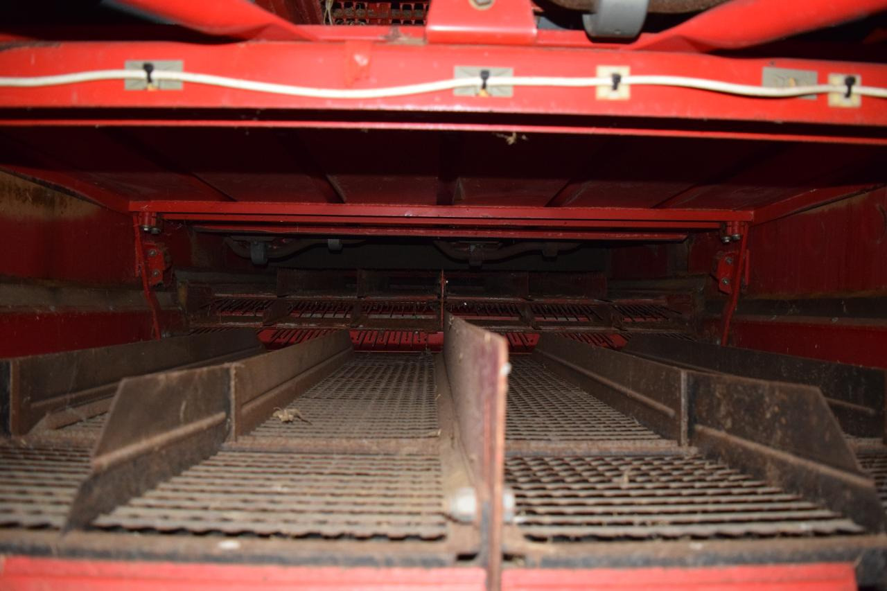 Massey Ferguson MF 40 RS - حصادة: صورة 4 Massey Ferguson MF 40 RS - حصادة: صورة 4