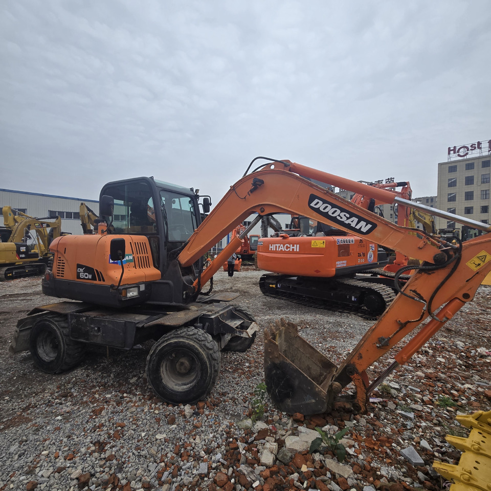 DOOSAN DX60W - حفار ذو عجلات: صورة 2 DOOSAN DX60W - حفار ذو عجلات: صورة 2