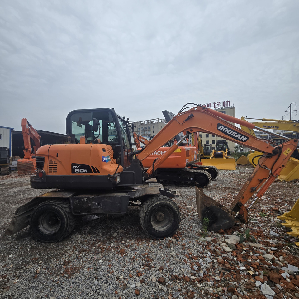 DOOSAN DX60W - حفار ذو عجلات: صورة 1 DOOSAN DX60W - حفار ذو عجلات: صورة 1