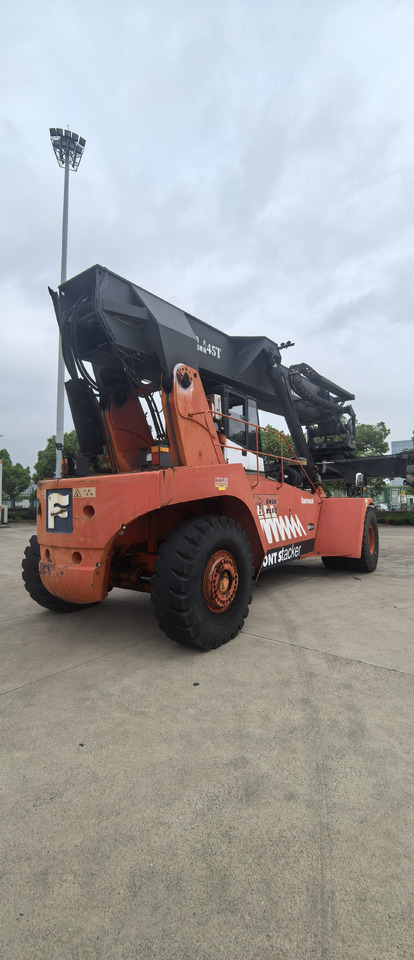 FANTUZZI CS45KM reach stacker - آلة حمل الحاويات في الأماكن الصغيرة: صورة 3 FANTUZZI CS45KM reach stacker - آلة حمل الحاويات في الأماكن الصغيرة: صورة 3