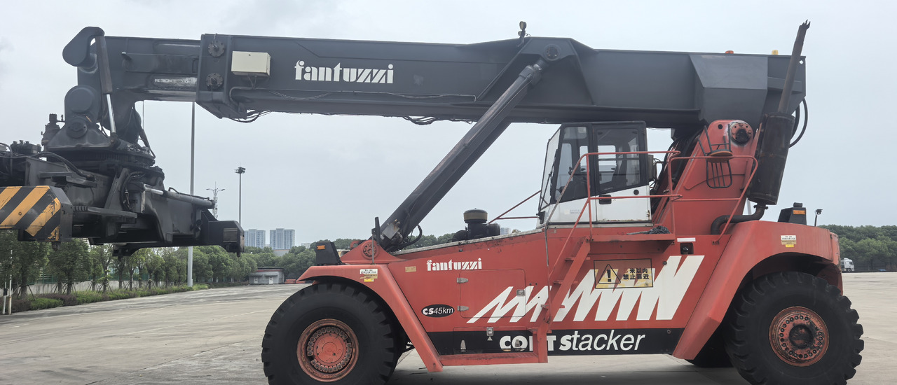 FANTUZZI CS45KM reach stacker - آلة حمل الحاويات في الأماكن الصغيرة: صورة 1 FANTUZZI CS45KM reach stacker - آلة حمل الحاويات في الأماكن الصغيرة: صورة 1