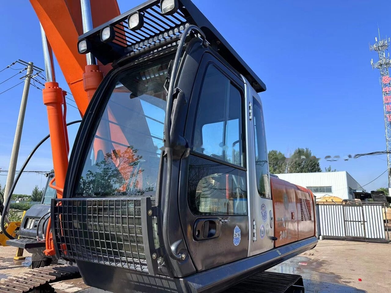 Hitachi ZX240 - حفار زاحف: صورة 1 Hitachi ZX240 - حفار زاحف: صورة 1