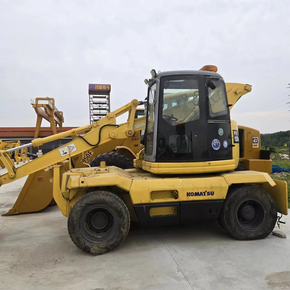 KOMATSU PC128US - حفار ذو عجلات: صورة 2 KOMATSU PC128US - حفار ذو عجلات: صورة 2