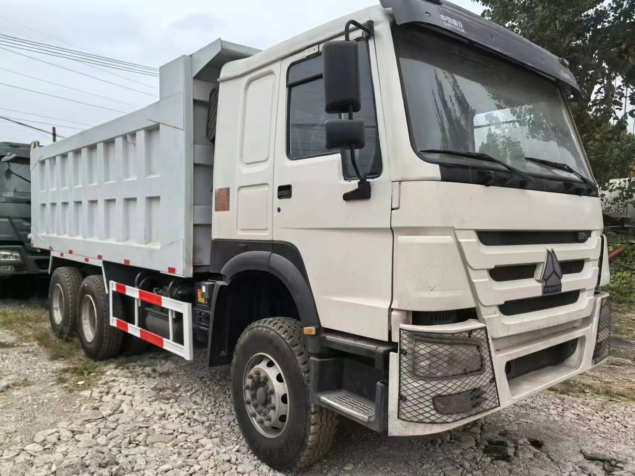 SINOTRUK HOWO 6x4 - شاحنة ذات مبرد: صورة 2 SINOTRUK HOWO 6x4 - شاحنة ذات مبرد: صورة 2